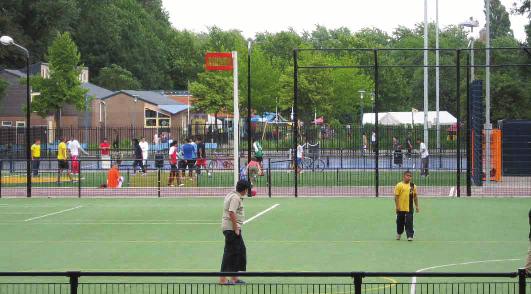 9.3 De gebruikers van de playgrounds De meest frequente bezoekers die de playgrounds gebruiken om te sporten, zijn jongens in de leeftijd van 8 tot 18 jaar zijn, van diverse allochtone afkomst.