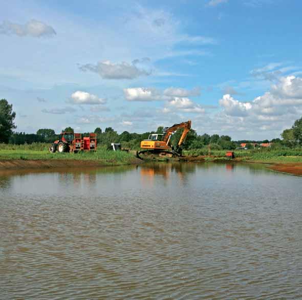 Sloop de muren om je heen Door de jarenlange slib- en kruidruimingen van onze waterlopen ontstonden langs veel waterlopen grote ruimingswallen.