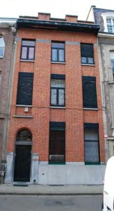 eenheidsbebouwing en symmetrisch geheel vormt met de Harmoniestraat nr. 138. Parament van bak- en natuursteen en pseudo-mansardedak met twee dakvensters.