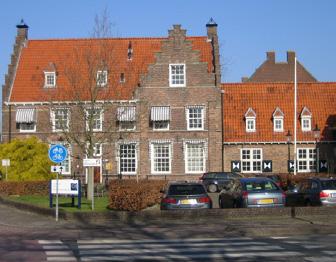 23 Maartensdijk, voormalig gemeentehuis Maartensdijk is net als Westbroek en Groenekan van oorsprong een lintdorp, ontstaan aan de laatste ontginningsbasis van de ontginning met lange opstrekkende