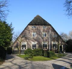 Dorpsweg 43 en 61, Langhuisboerderijen Op nummer 43 ziet u een langhuisboerderij daterend uit de eerste helft van de 19e eeuw. Maartensdijk. Dorpsweg 61, Langhuisboerderij Oud Koddestein.