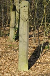 27 Hollandsche Rading. Grenspaal Na ongeveer 400 meter ziet u aan de linkerkant, voor het bord Einde Hollandsche Rading, een grenspaal. En na ongeveer 200 meter weer een aan de linkerkant.