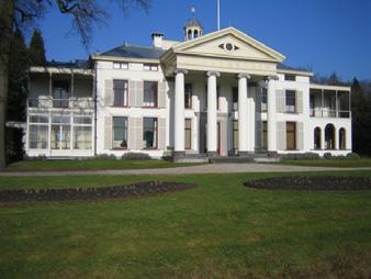 Bouwmaterialen waren in die tijd duur. Daarom heeft Eyck tweedehands materialen gebruikt van het landgoed Eyckenstein, dat hij in die tijd eveneens verbouwde.