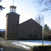 Achter het huis ligt het landschappelijk ingerichte park met bospercelen, enkele open weiden, vijvers en slingerpaden.