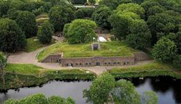 Kan. Molenaar Schuurman liet de molen in 1939 grondig herstellen met het geld van zijn spaarzame echtgenote. Uit dank werd de molen omgedoopt van De Groene Kan in Geesina.