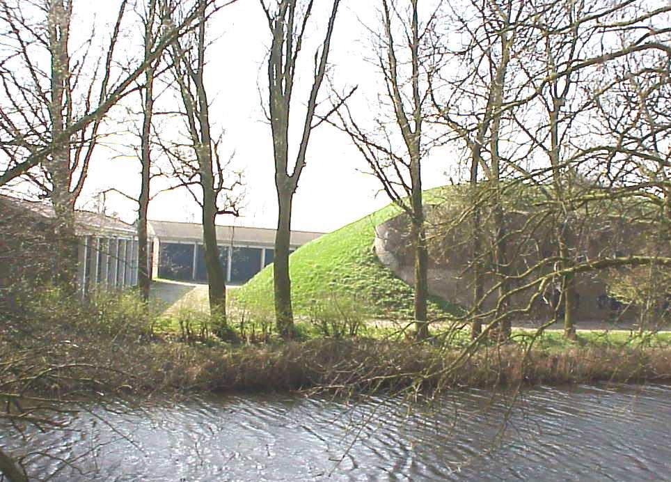 De Veerpoort of Waterpoort van Heusden In de 12 e eeuw werd het kasteel van de heren van Heusden gebouwd, ter plaatse van een tol op de Maas.