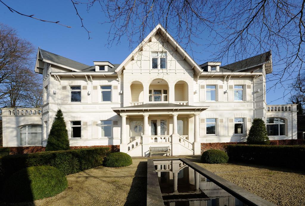 Te koop wordt aangeboden deze vrijstaande statig gelegen villa Graeterhof, een voormalig jachthuis, met cottage en oranjerie gelegen op een perceel van 6105 m 2 eigen grond.