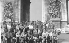 1952 De 2 e Bevrijdingsestafette In Caen wordt de fakkel ontstoken. Wethouder Gijbels gaat mee als vertegenwoordiger van de gemeente Maastricht.