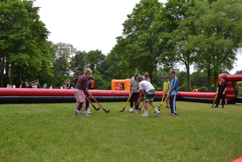 Spel 6 Waar: Organisatie: Hockey Ligweide De kinderen strijden tegen elkaar (ROOD tegen BLAUW) binnen twee speelvelden. Er wordt gescoord als de bal geheel over de doellijn is.