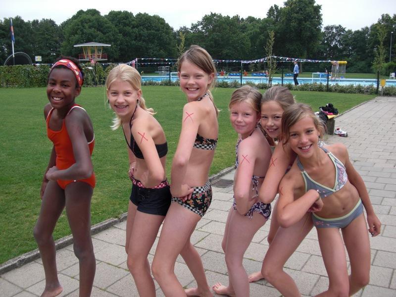 Tijdens de sportdag speelt de eigenschoolgroep met elkaar en tegen elkaar. De kinderen worden door de schooldocent en student in twee gelijke groepen verdeeld.