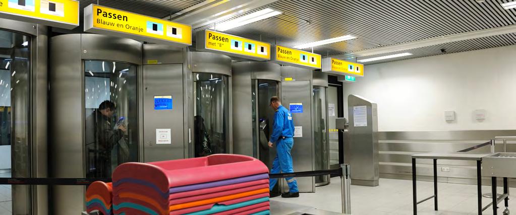 2 Welke security gebieden kent Schiphol? Inleiding Amsterdam Airport Schiphol streeft naar een veilige omgeving voor iedereen. Als passagier en werknemer wordt u op diverse locaties gecontroleerd.