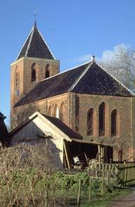Op het dak staat een houten dakruiter waarin de klok hangt. Een houten schotwerk scheidt het koor van de rest van de kerk.