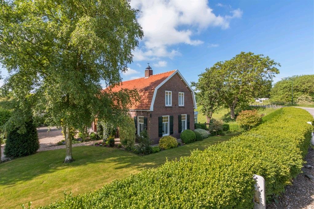 OMSCHRIJVING: Let op: inruil eigen woning mogelijk en circa 800 m2 extra grond te koop!