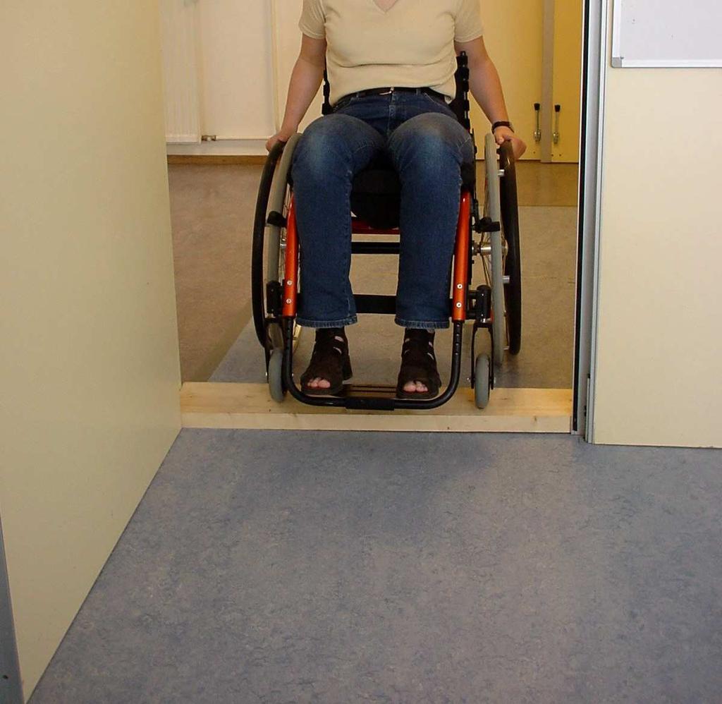 Het testonderdeel is in dit geval wel uitvoerbaar (score is dan: ½). Beschrijving test De proefpersoon rijdt in de rolstoel een drempel van 4 cm hoogte over.