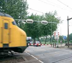 Het verkeer hoeft niet meer te wachten voor de gesloten spoorbomen en de veiligheid wordt sterk verbeterd.