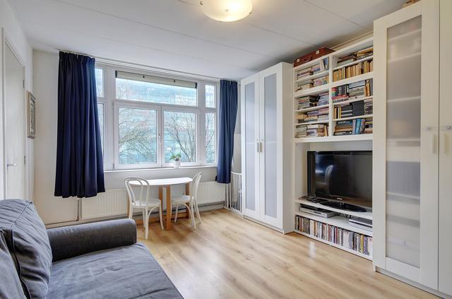 In een rustige brede straat, in het centrum van het hippe Bos en Lommer (BoLo), vindt u dit ruime 4-kamer appartement. Het appartement is 54 m2 groot en slim ingedeeld.