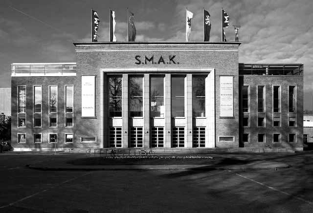 Over S.M.A.K. Geschiedenis: In 1975 werd het Gentse Museum voor Hedendaagse Kunst opgericht. Het was toen gehuisvest in een deel van het Museum voor Schone Kunsten.
