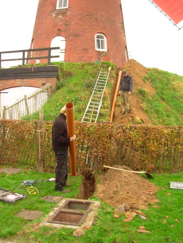 Bij houthandel Helsen in Wechelderzande kocht de heemkring windgedroogde eik aan om nieuwe heklatten te maken.