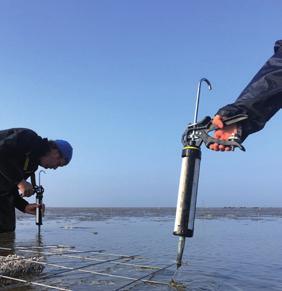 Jannes Heusinkveld van the Fieldwork Company bootste afgelopen winter in een Groningse loods de Waddenzee na. Met een koelcel voor winterse temperaturen en jacuzzi s als bruisende golven.