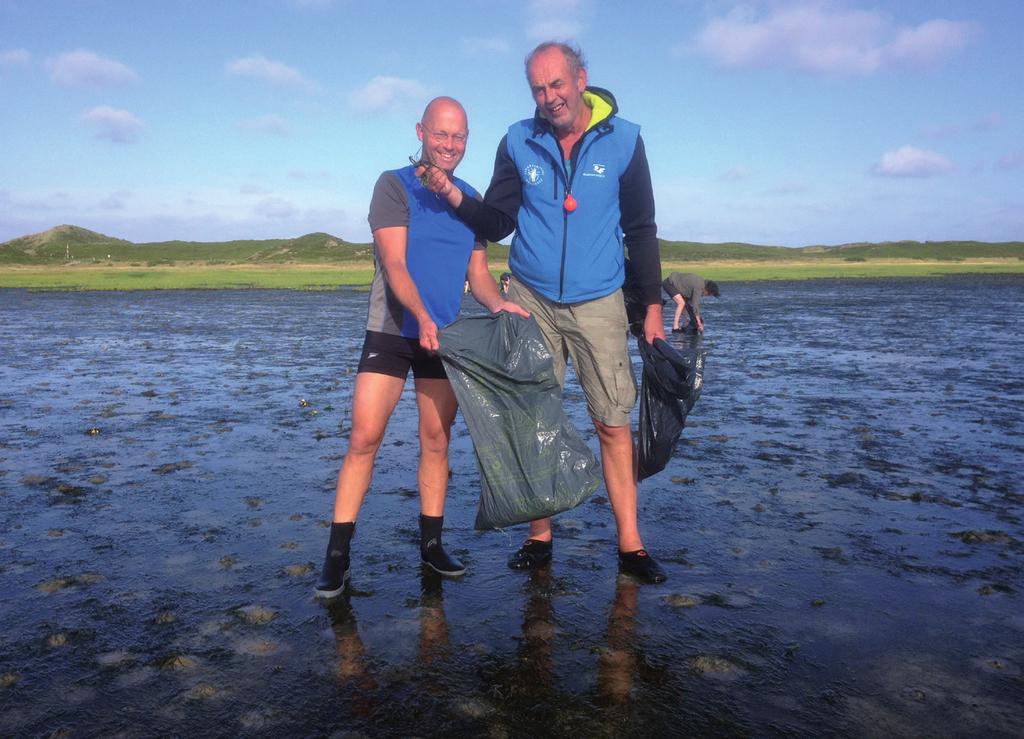 Inzet van vrijwilligers Het nuttige met het aangename combineren Het zeegrasproject drijft deels op de inzet van vrijwilligers van Natuurmonumenten. Zij halen donorzaad op van de velden bij Sylt.