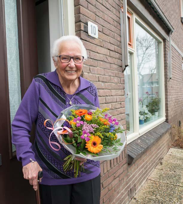 5 Mevrouw Moolevliet geniet al ruim 50 jaar in de Dr. de Visserstraat Verveling kent Mevrouw Moolevliet niet Mevrouw Moolevliet vierde onlangs haar 90e verjaardag met familie en vrienden.
