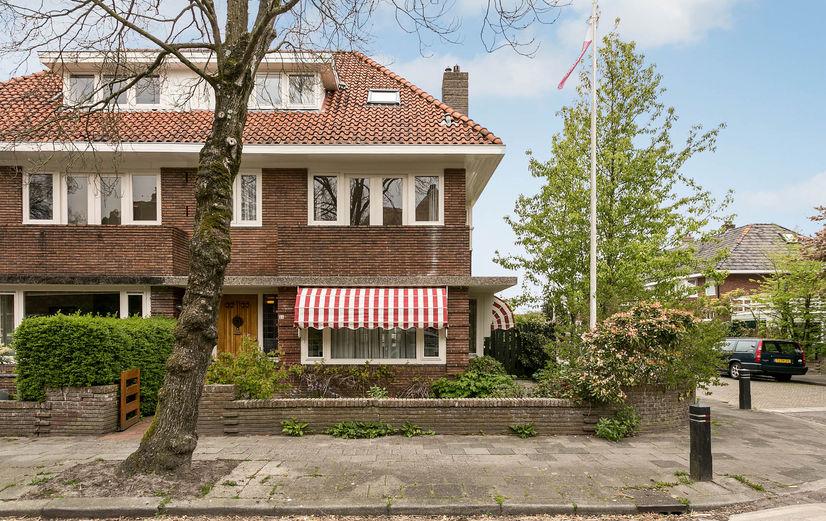 Kenmerken & specificaties Inhoud woning: Woonoppervlakte: Perceeloppervlakte Bouwjaar: 613 m³ 166 m² 242 m² 1930-8 kamers (7 slaapkamers) - 3 woonlagen -