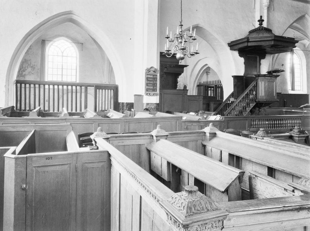 3.3 Afbraak Banken in de NH kerk van Dalfsen vóór de restauratie van 1956-'57 Intussen echter ging hij er financieel steeds verder op achteruit.