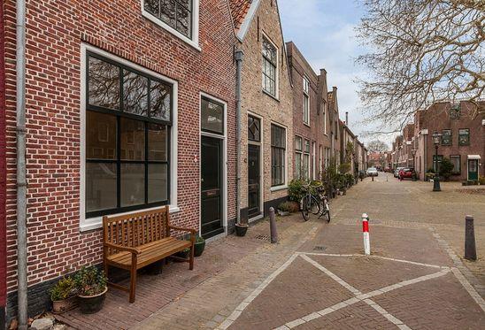 Charmante Stadswoning in het centrum van Leiden Dit is zeker mogelijk want wij hebben voor u een pittoreske charmante stadswoning in het centrum van Leiden.