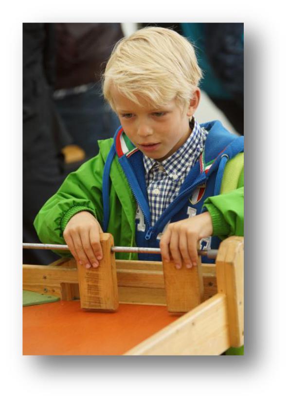 OUDE HOUTEN SPELEN Op de rotonde (buiten) worden een tiental spelen opgesteld.