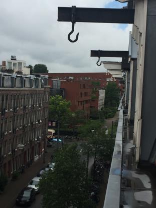 De woningen op de eerste en de tweede verdieping van het pand Van der Hoopstraat 108 hebben hun berging aan de voorzijde van het pand.