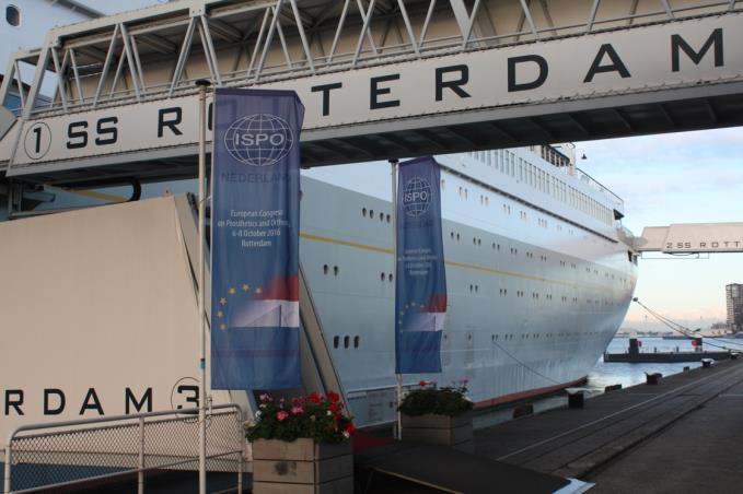 Voorzitter Tjerk de Ruiter opende het congres en lichtte de keuze voor de locatie toe met een presentatie over de stad Rotterdam, die heel symbolisch, ook heeft moeten revalideren na de vernielingen