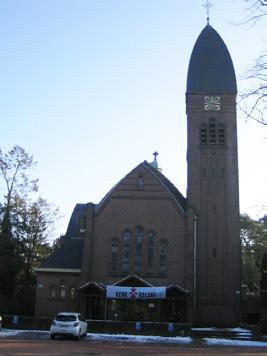 Deze komt uit op de Gregoriuslaan. Hier rechtsaf. 4. Bilthoven. Gregoriuslaan 6 en 8 en R.K-kerk Gregoriuslaan 6 en 8. R.K-kerk en pastorie uit 1926. Pastorie en kerk vormen één geheel.