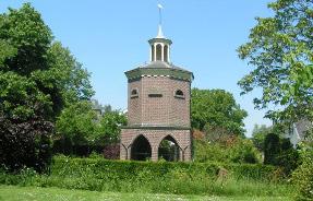 Het Van Boetzelaerpark is een zogenaamde overplaats, een tuin aan de andere kant van de weg waardoor de bewoners van het landgoed verzekerd waren van een mooi uitzicht.