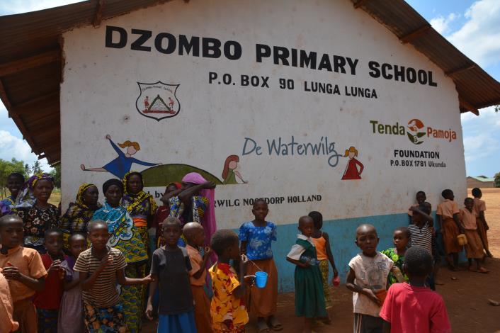 Blijvende afspraken Dzombo school Het onderhouden van het schoolgebouw en de toiletgroepen. Onderhouden van frequente contacten tussen sponsor, werknemer in Kenia en de Dzombo school.