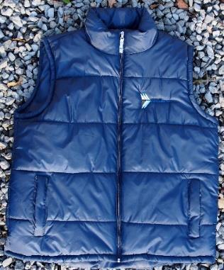 Sjaal met instop In warme fleece uitvoering met instopmogelijkheid. Afmeting: l x b cm. In de kleuren: navy of rood.