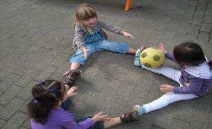 aangekomen, ben ik beginnen voetballen. na de schooldag terug naar huis.