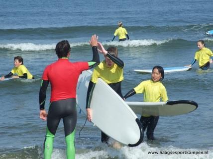 Golfsurfen Denk je aan surfen, dan denk je waarschijnlijk al snel aan metershoge golven, coole surfdudes en landen als Hawaï en Indonesie.