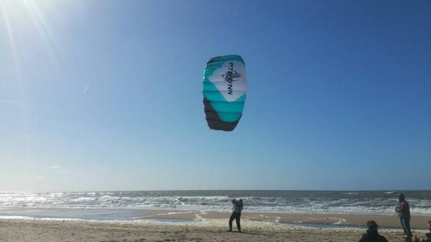 Kleine vliegers voor mensen die heerlijk willen ontspannen. En grotere voor mensen die gaan voor het extreme en de kracht van de wind zelf willen ervaren.