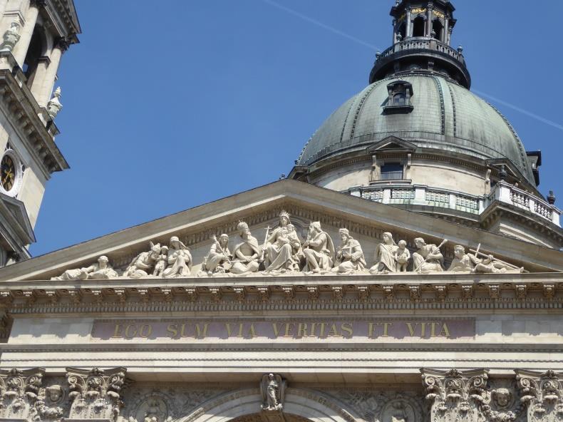 Daarna kwamen we nog langs twee controversiële monumenten op het Vrijheidsplein: het monument voor de gesneuvelden van het Rode leger en het monument voor de slachtoffers van de Duitse bezetting.