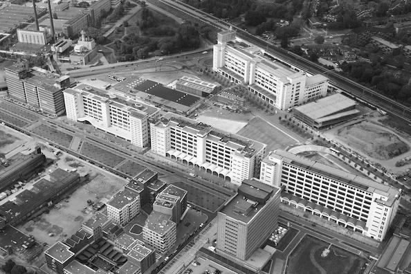 Leefomgeving Opgave 8 Strijp S in Eindhoven Strijp S, een voormalig industrieterrein van Philips in Eindhoven De sterke groei van Eindhoven in de twintigste eeuw is vooral te danken aan de vestiging