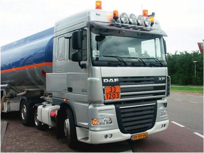 Hoofdstuk 3 Identificatie van gevaarlijke stoffen 3.5: tankwagen die benzine vervoert (GEVI 33, UN 1203) Tegenwoordig geldt ook onderstaand GHS-etiket bij benzinetransport.