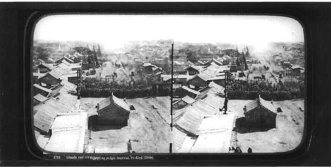 ii8 ii8 Ferrier & Soulier (uitgever/publisher), Gezicht op de weg naar het keizerlijk paleis, Peking/ View of the road leading to the Imperial