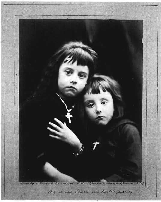 20 Julia Margaret Cameron, Mijn nichtjes Laura en Rachel Gurney/My Nieces Laura and Rachel Gurney, 1872. Albuminedruk/albumen print, 32,7 x 24,9 cm.