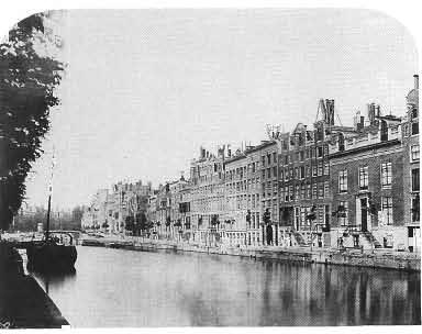 Bosse omstreeks 1873 maakte van de Brink te Deventer (afb. 41) waarop de eveneens laat-gotische Waag centraal staat, is illustratief voor het verschil tussen een architectuurfoto en een stadsgezicht.