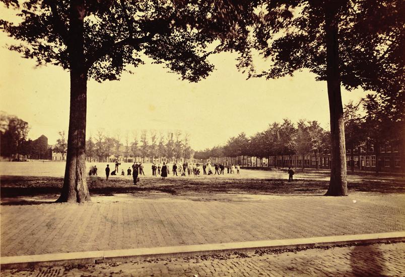 (Stichting Kunst in de Wijk - KidW) Volg de Doezastraat langs het Van der Werfpark.