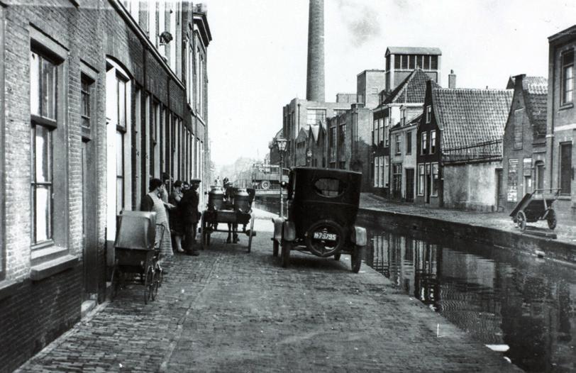 Afb. 29. De Uiterstegracht tussen Nieuwe Rijn en Groenesteeg, 1930. (ELO) Loop verder langs de Nieuwe Rijn tot de volgende straat rechts: de Middelstegracht.