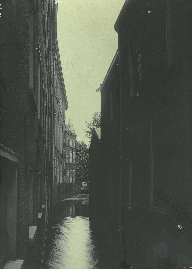 Sla rechtsaf de Nieuwstraat in en loop onder de Burchtpoort door naar de burcht. Ga rechtsaf het pleintje op.