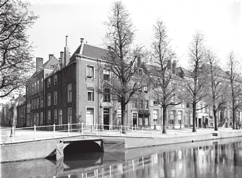 Loop over de Oude Varkenmarkt door tot de Groenhazengracht. Steek de brug voor de Doelenpoort (Sint Jorispoort) over en ga voor de poort direct linksaf de kleine brug over.