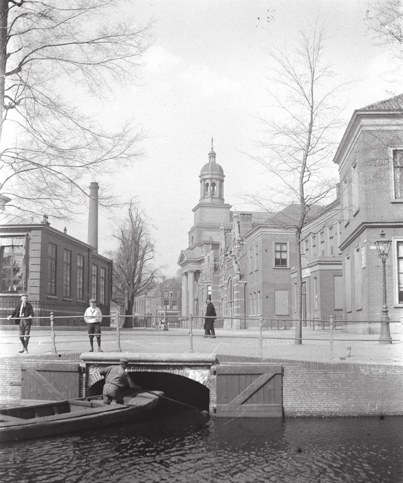 8 Aan de overzijde van het Rapenburg geeft een gemetselde boog in de walkant aan waar de voormalige overkluisde Langebrug op het Rapenburg uitkwam.