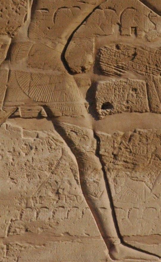 4 Detail van afbeelding 2. Ter hoogte van de knie van Amon-Ra is een deel van de oorspronkelijke Kadesj-scène zichtbaar.